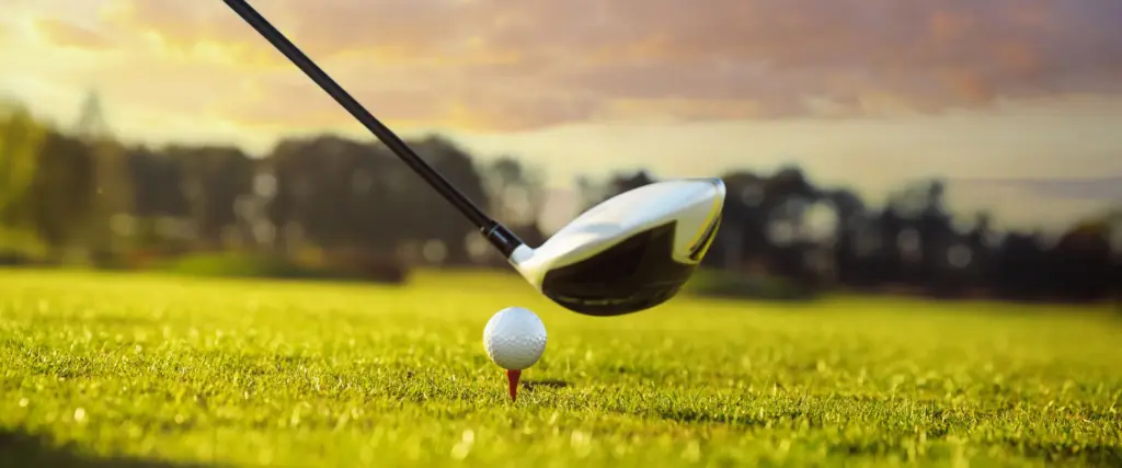 Golfmaila ja pallo tiillä kentällä