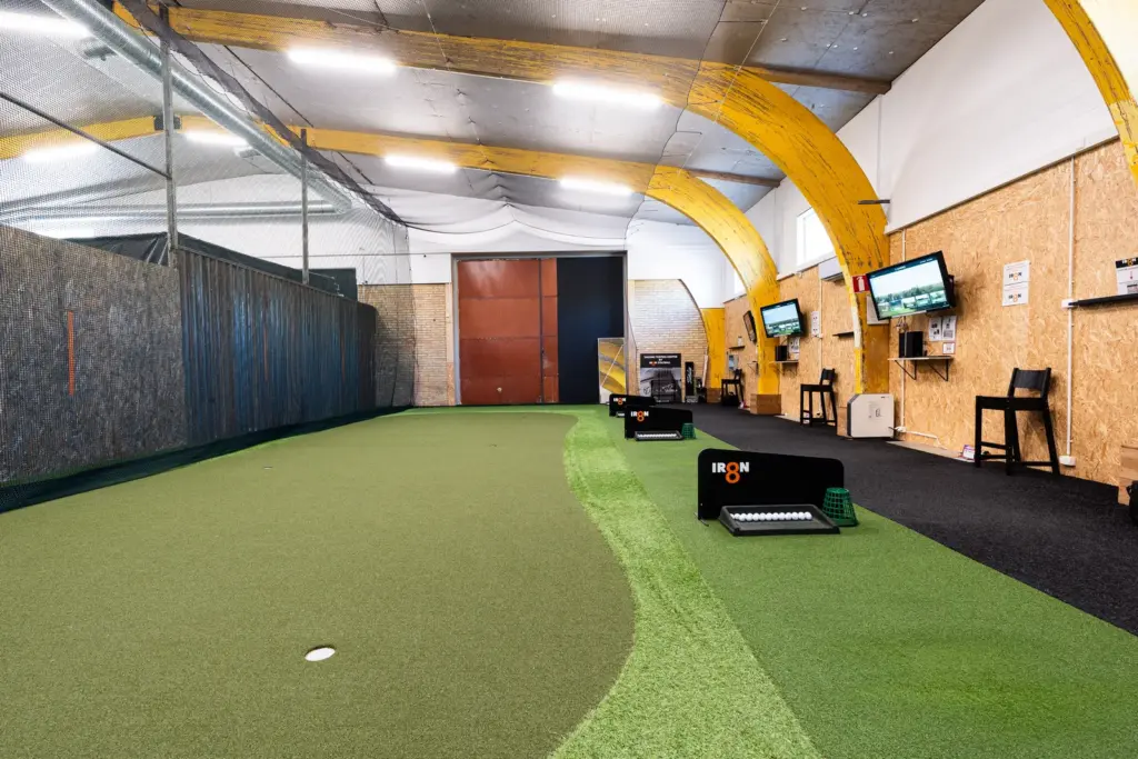 Iron8:n golfhalli lähipelialueineen