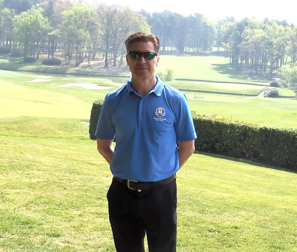Coach Mika Mäki golfkentällä