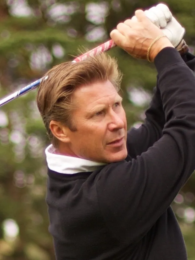 Coach Mika Mäki lähikuvassa swingissä