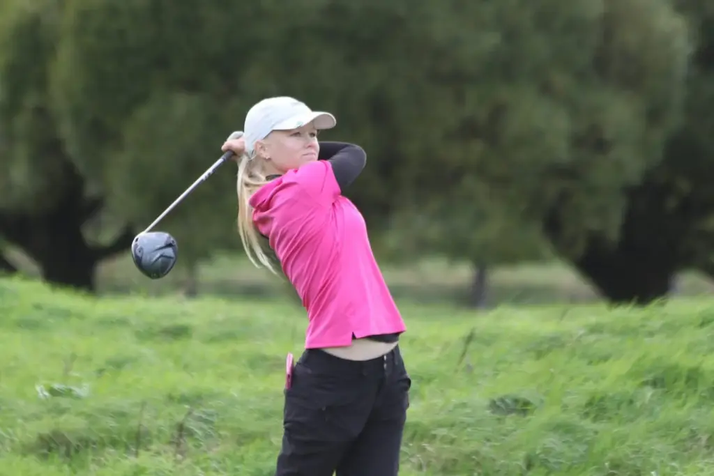 Pelaaja swingin loppuasennossa